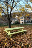 Table de pique-nique parmi les feuilles d'automne