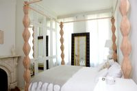 Chambre moderne avec lit à baldaquin