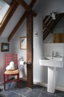 Lavabo moderne dans une salle de bain rustique