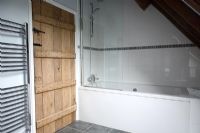 Vieille porte en bois dans la salle de bain moderne