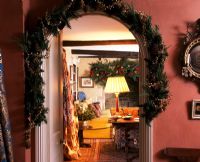 Décorations de Noël sur l'arche de porte