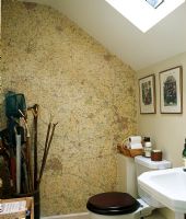 Salle de bain classique avec papier peint carte