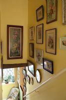 Escalier de campagne avec peintures encadrées
