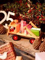 Camion jouet et cadeaux de Noël emballés