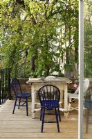 Table et chaises de jardin sur terrasse