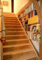 Escalier en bois avec étagères