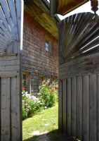 Porte en bois à la maison de campagne