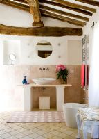 Salle de bain moderne dans maison de campagne