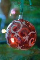 Boule décorative rouge sur l'arbre de Noël