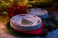 Pile d'assiettes avec motif d'arbre de Noël
