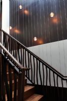 Escalier moderne avec mur de fonction d'éclairage