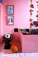 Salle de bain moderne et colorée