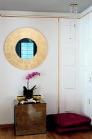 Table moderne et miroir dans le couloir