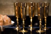 Détail de verres à vin en or