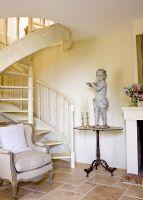 Escalier en colimaçon dans maison classique