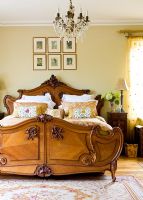 Chambre classique avec lit en bois sculpté