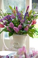Vase vintage avec des fleurs de printemps