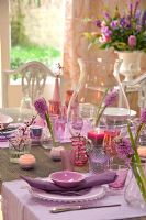 Table à manger avec accessoires lilas