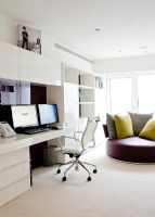 Bureau et chaise modernes dans le bureau à domicile