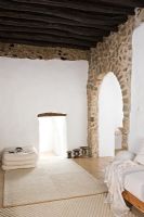 Chambre moderne avec murs en pierres apparentes