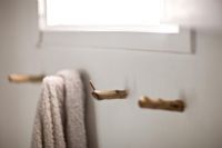 Crochets de serviette en bois rustique dans la salle de bain