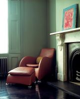 Chaise vintage et repose-pieds dans le salon