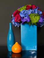 Vase bleu et détail de l'arrangement floral