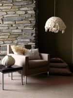 Salon moderne avec mur en pierre apparente