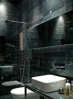 Salle de bain moderne avec des tuiles d'ardoise