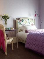 Chambre féminine avec tête de lit fleurie