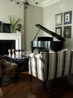 Piano dans le salon classique