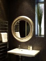 Lavabo et miroir de salle de bain moderne