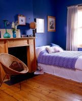 Chambre moderne avec murs peints en bleu