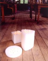 Bougies allumées sur plancher en bois