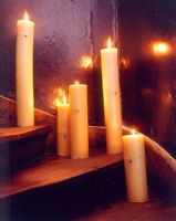 Bougies allumées de l'église sur le détail de l'escalier