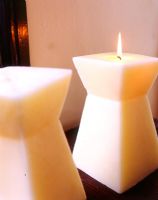 Deux bougies blanches allumées, détail