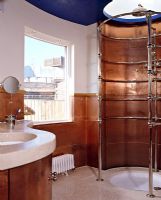 Salle de bain moderne avec douche cylindrique