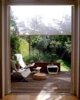 Salon de jardin moderne sur terrasse en bois