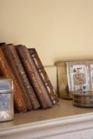 Collection de livres reliés en cuir sur étagère