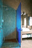 Cabine de douche moderne en verre bleu