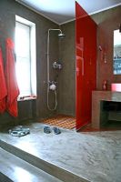 Salle de bain moderne avec cabine de douche