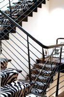 Escalier moderne avec tapis imprimé animal