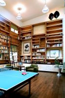Bibliothèque moderne avec table de ping-pong