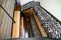 Veiw down cage d'escalier moderne