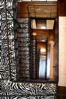 Vue des escaliers avec tapis imprimé animal