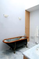 Salle de bain moderne avec baignoire rolltop noire