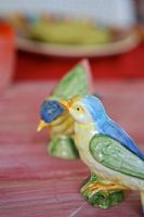 Ornements d'oiseaux en céramique colorée, détail