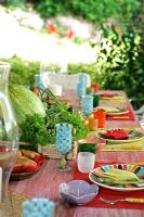 Table à manger colorée à l'extérieur, détail