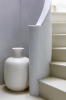 Détail de l'escalier courbe blanc