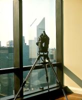 Télescope moderne avec vue sur Manhattan